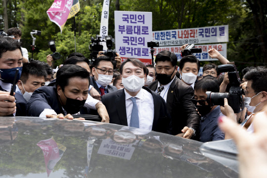 윤석열 전 검찰총장이 29일 오후 서울 서초구 양재동 매헌 윤봉길 의사 기념관에서 대선 출마를 선언을 마치고 지지자들에게 인사하고 있다. 이슬기기자 9904sul@